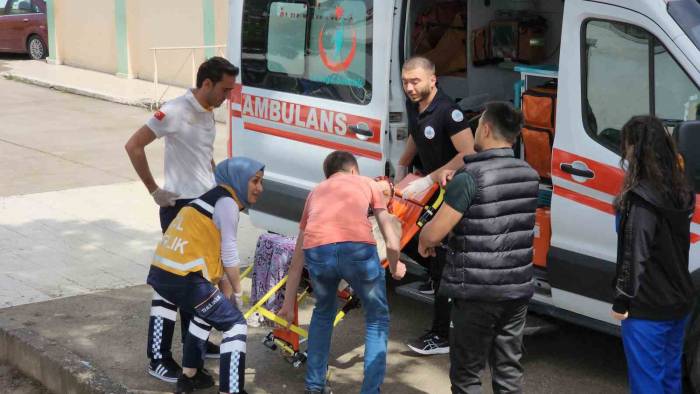 Oy Kullanmaya Sağlık Görevlisinin Sırtında Gitti