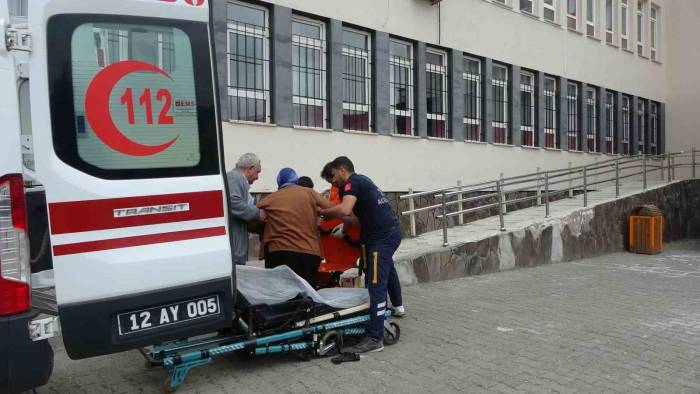 Bingöl’de Yaşlı Ve Hastalar Ambulansla Sandığa Götürülüyor