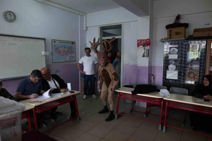 Geyik Kostümüyle Oy Kullanmaya Gelince Herkes Şaşkına Döndü