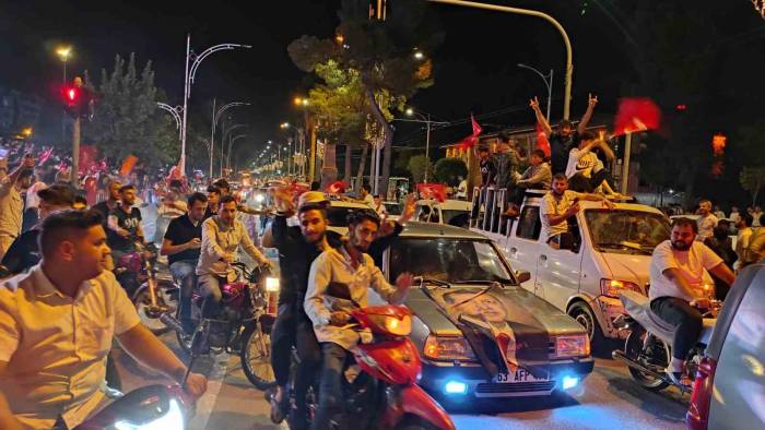 Cumhurbaşkanı Erdoğan’ın Zaferi Şanlıurfa’da Coşkuyla Kutlandı