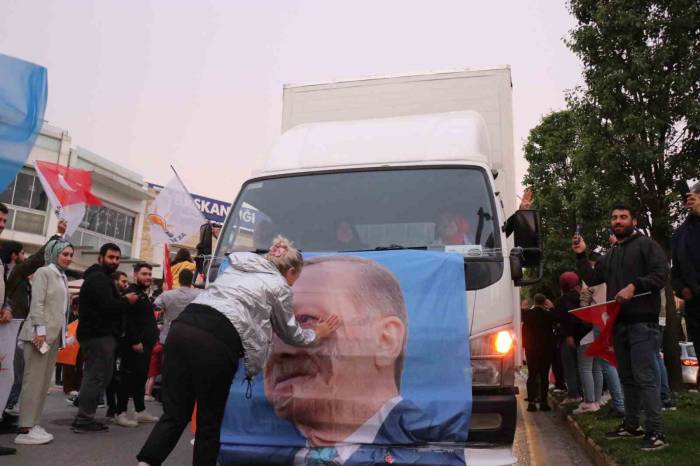 7’den 70’e Sokağa Dökülüp Seçim Zaferini Kutlamaya Başladılar