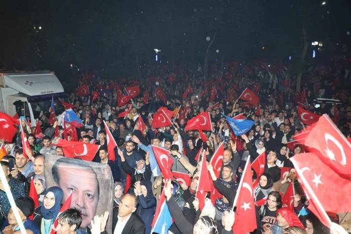 Elazığ’da Seçim Sonucu Coşkuyla Kutlandı