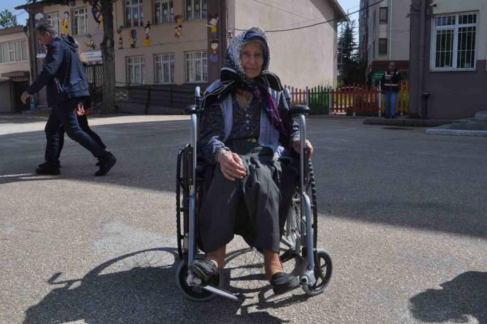 92 Yaşındaki Zehra Teyze Tekerlekli Sandalye İle De Olsa Oyunu Kullandı