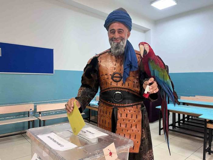 Papağanıyla Oy Kullanmaya Gitti