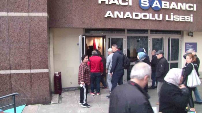 İstanbul’da Vatandaşlar Oy Kullanmaya Başladı