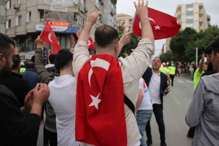 Manisalılardan Halaylı Kutlama