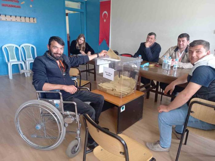 Tekerlekli Sandalye İle Sandık Başına Geldi