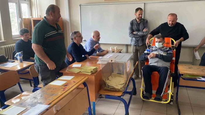 Ameliyat Olan Hasta Oyunu Kullanmaya Ambulansla Geldi