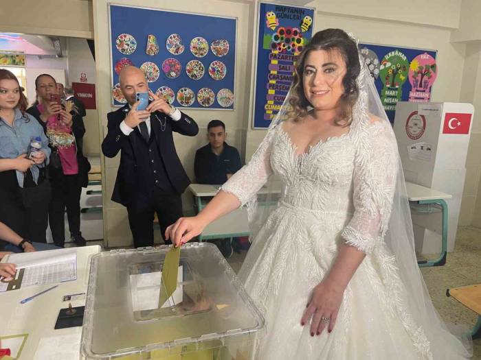 Gelinliğiyle Oy Kullanmaya Gitti