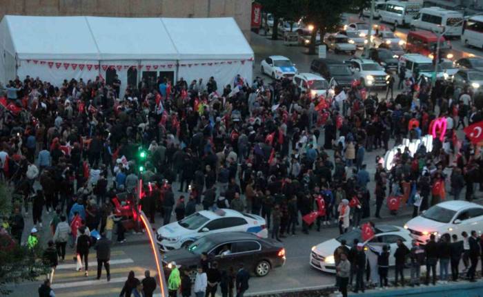 Erzincan’da Erdoğan’ın Zaferi Kutlandı