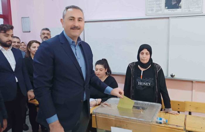 Eski Adalet Bakanı Gül, Oyunu Gaziantep’te Kullandı
