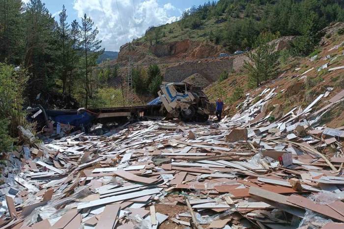 Laminant Yüklü Tır Dereye Yuvarlandı: 1 Yaralı