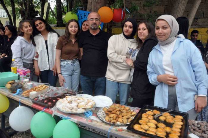 Öğretmen Ve Öğrencilerden Bahar Şenliği