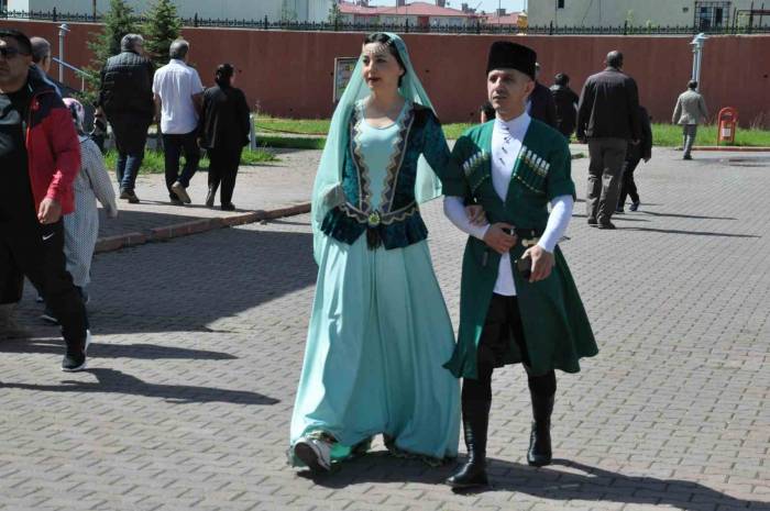 Karslı Çift, Kafkas Kıyafetiyle Oy Kullanmaya Geldi