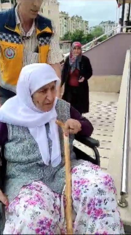 100 Yaşındaki Fatma Nine Oyunu Kullandı