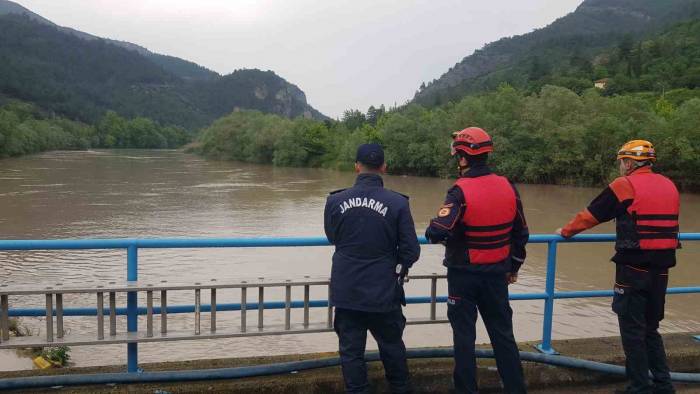"çaya Düşüp Sele Kapıldı" İhbarı Ekipleri Harekete Geçirdi