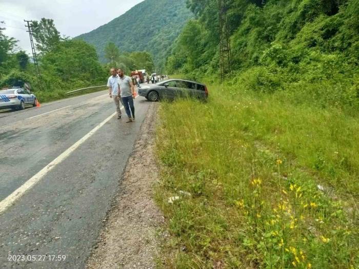 Karabük’te İki Otomobil Çarpıştı: 2 Yaralı
