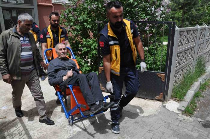 Kars’ta Yaşlı Çift Ambulansla Oy Kullanmaya Götürüldü