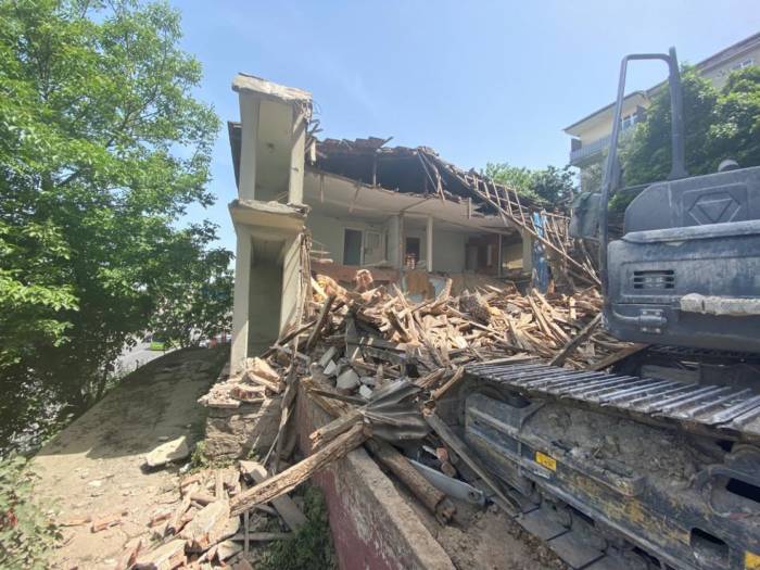 Hasarlı Ve Metruk Yapıların Yıkımı Sürüyor