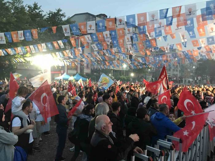 Kocaeli’de Ak Parti İl Binası Önünde Kutlamalar Başladı