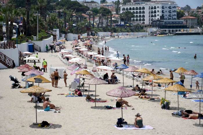 Kuşadası’nda Oyunu Kullanan Plaja Ve Sahile Koştu
