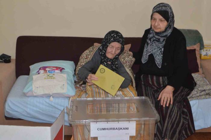 Yaşlı Ve Yatalak Hastalar İle Engelli Vatandaşlar Oylarını Seyyar Sandıkta Kullandı