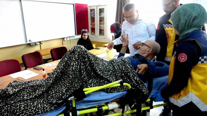 Oy Kullanmaya Sedye İle Getirildi