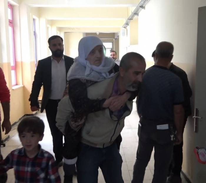 Annesini Sırtında Taşıyarak Sandığa Getirdi