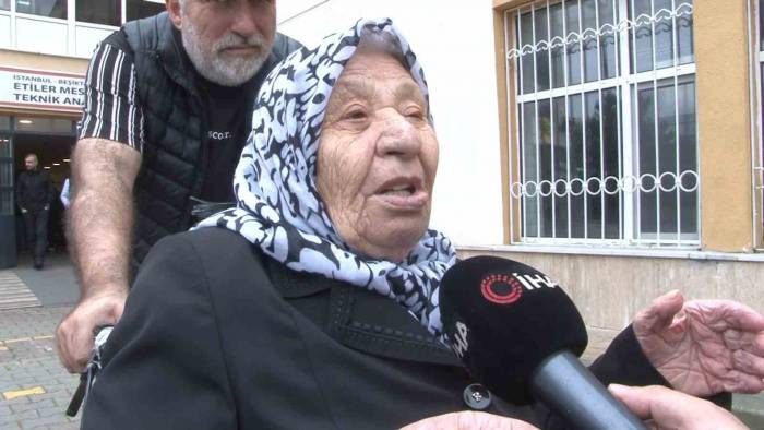 82 Yaşındaki Kadın Tekerlekli Sandalyeyle Oy Kullanmaya Geldi