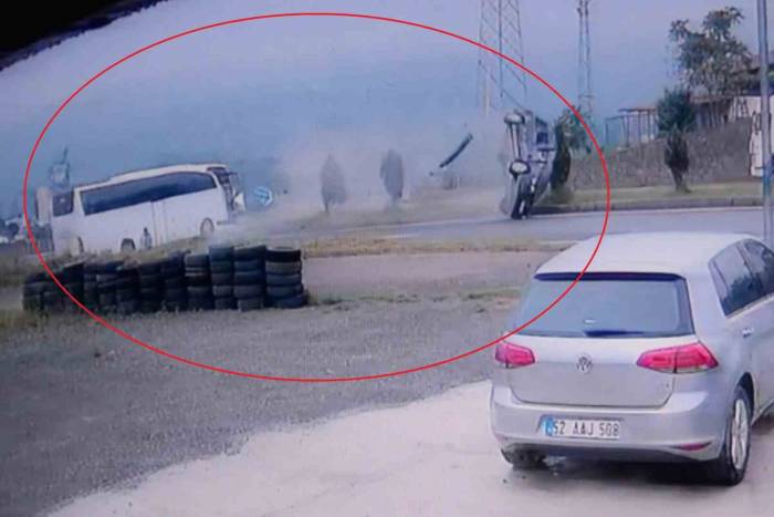 Ordu’da Yolcu Otobüsü İle Hafif Ticari Aracın Çarpıştığı Kaza Kamerada