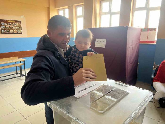 Sarıkamış’ta Yıldırım Ailesi 7 Aylık İkiz Bebekler İle Sandığa Gitti