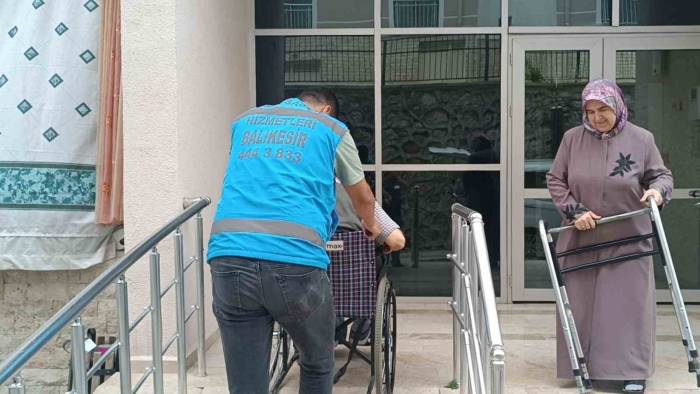 Sındırgı’da Engelli Vatandaşlar Ekiplerin Yardımıyla Oylarını Kullandılar