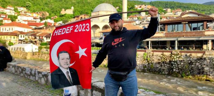 Kosova Sokaklarında Davullu Zurnalı Erdoğan’ın Zaferi Kutlanıyor