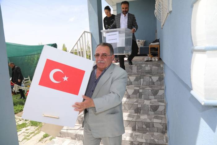 Başkale’de Hasta Ve Engelli Seçmen Seyyar Sandıkta Oy Kullandı