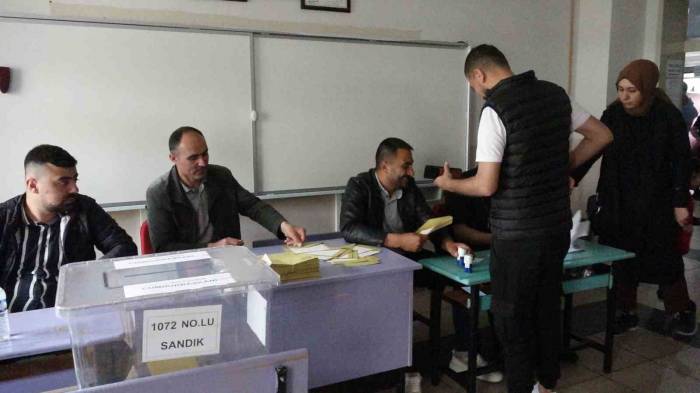Erciş’te Oy Verme İşlemi Başladı