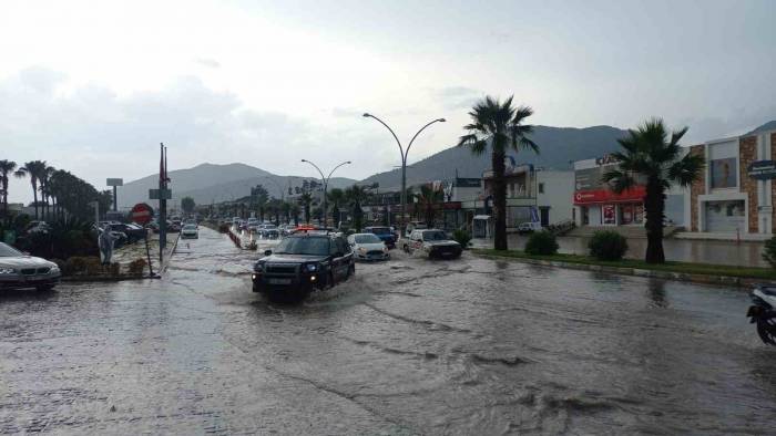 Yağış Yolu Kapattı, Araç Ve Konteynerleri Sürükledi
