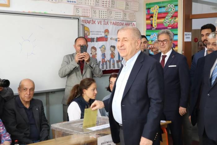 Zafer Partisi Lideri Özdağ, Oyunu Kullandı