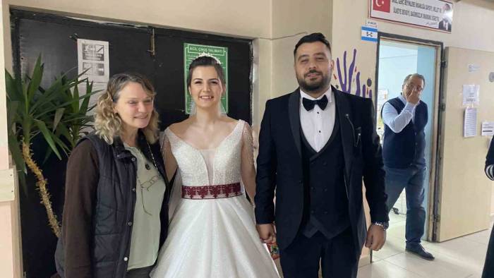 Gelin Ve Damat Düğünden Önce Oy Kullanmak İçin Sandık Başına Gitti