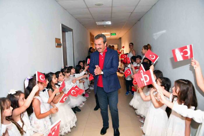 Kreş Öğrencilerinin Mezuniyet Sevinci