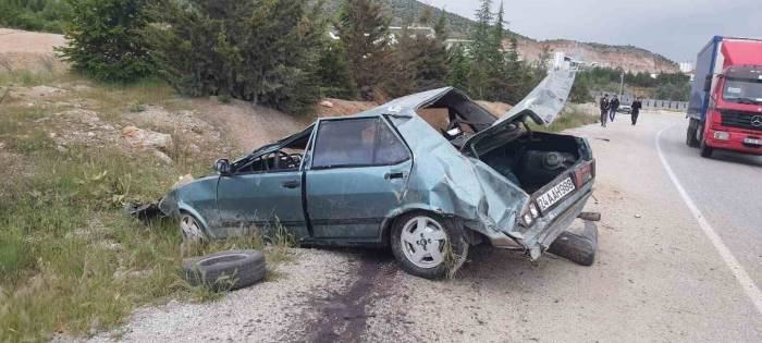 Takla Atan Otomobil Metal Yığınına Döndü: 2 Yaralı