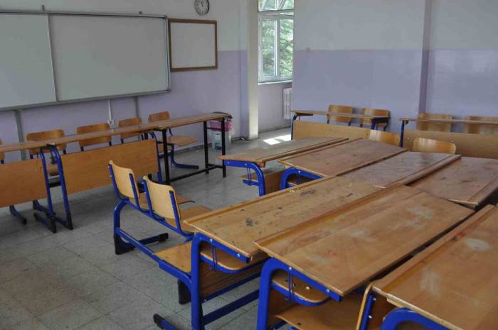 Okullarda Seçim Sonrası Temizlik Çalışmaları Başladı