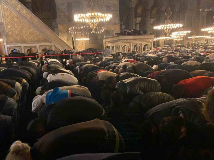 Diyanet İşleri Başkanı, İstanbul’un Fethi’nin 570. Yıl Dönümünde Ayasofya’da Sabah Namazı Kıldırdı