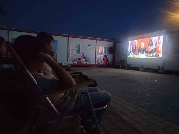 Kayapınar Belediyesi’nden Depremzede Çocuklara Sinema Keyfi