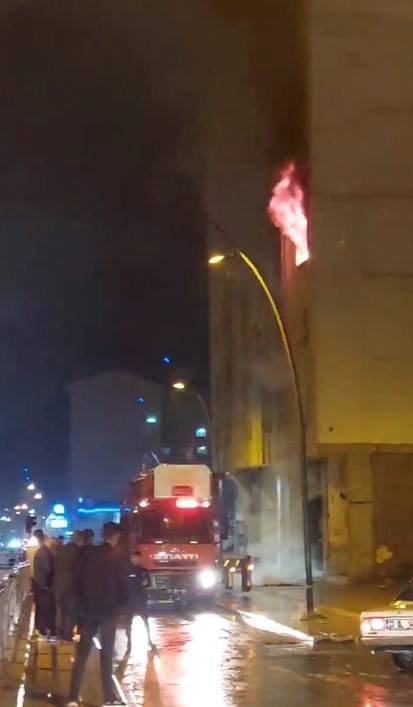Elazığ’da Ağır Hasarlı Binada Yangın