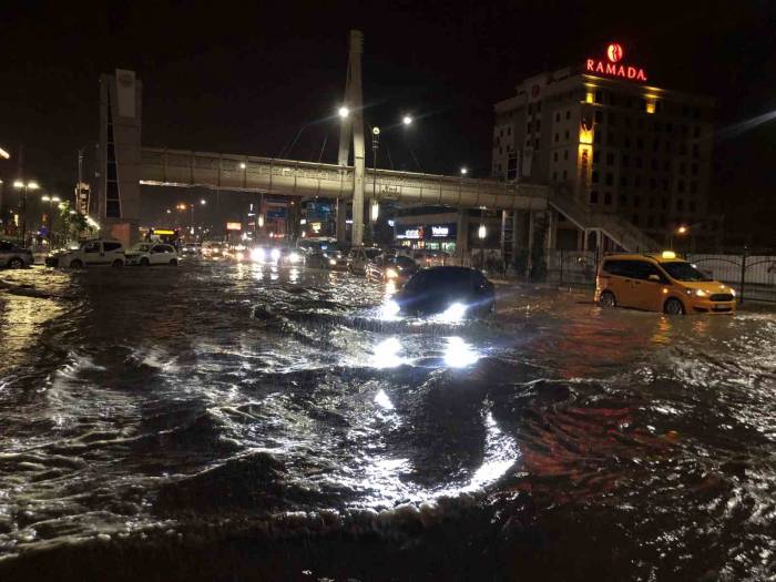 Elazığ’da Sağanak Yağışta Yolda Kalan Araçları İtfaiye Kurtardı