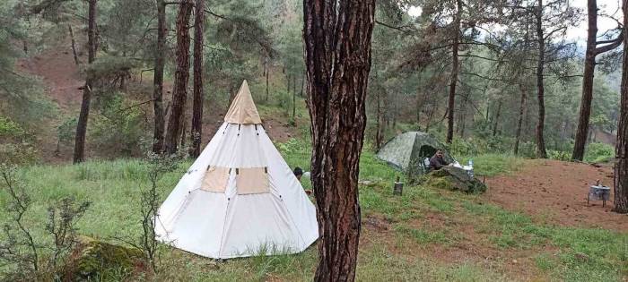 Doğa Tutkunları Laçin’de Kampın Ardından Çevredeki Çöpleri Topladı