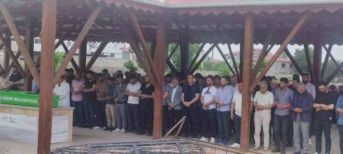 Iğdır’daki Kazada Ölen Nine Ve Torun Yan Yana Toprağa Verildi