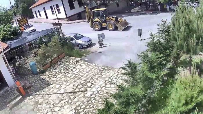Freni Boşalan İş Makinesini Böyle Durdurdu