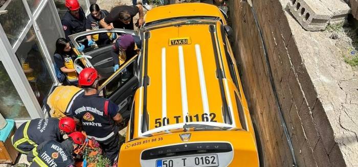 Kamyonetle Çarpışan Ticari Taksi Bahçeye Düştü: 2 Yaralı