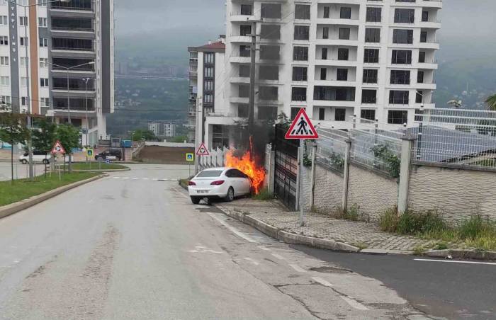Park Halindeki Otomobil Hareket Edip Direğe Çarparak Yandı